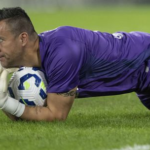 Bol ponizovany obvinovali ho z klamstva Teraz je na prahu historickeho futbaloveho rekordu