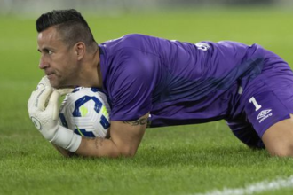 Bol ponizovany obvinovali ho z klamstva Teraz je na prahu historickeho futbaloveho rekordu