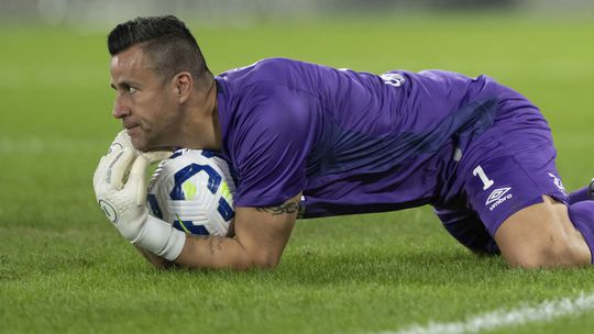 Bol ponizovany obvinovali ho z klamstva Teraz je na prahu historickeho futbaloveho rekordu