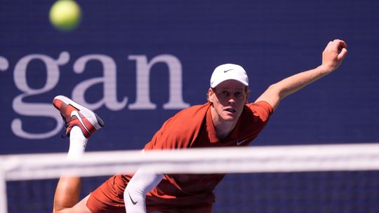 Suverenny Sinner Za obhajobou titulu na US Open vykrocil deklasovanim Cecha nezavahal ani Zverev