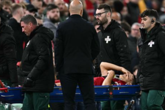 Debut ako z nocnej mory Posila za 31 milionov eur sa zranila pri premiere za FC Liverpool