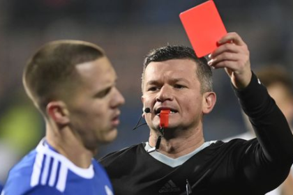 Futbalovy skandal v nizsej sutazi Trener skrtil rozhodcu policia zasahovala