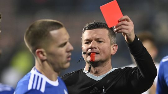 Futbalovy skandal v nizsej sutazi Trener skrtil rozhodcu policia zasahovala