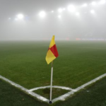 Futbalovy zapas narusil poziar hracov a rozhodcov vyhnal na netradicne miesta