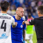 Naco nadavas Ja ti nadavam Vsetci sa tu snazia Weissovi ml praskli nervy po zapase sa ostro obul do fanusika