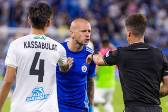 Naco nadavas Ja ti nadavam Vsetci sa tu snazia Weissovi ml praskli nervy po zapase sa ostro obul do fanusika