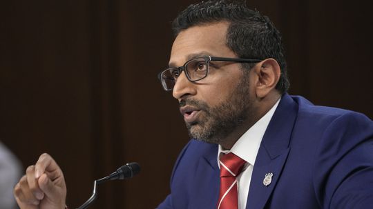 Sef FBI nosi na kravate znak Liverpoolu nie Trumpa