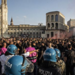 Cechov boli prehra v Milane dvojnasobne Brutalny zasah policie voci fanusikom Slavie Sialene vytlacili ich a mlatili