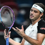 Djokovic sa v Sanghaji poriadne natrapil Sinner vypadol Necakane skoro konci aj Fritz