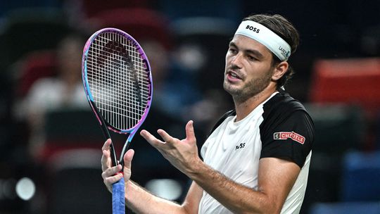 Djokovic sa v Sanghaji poriadne natrapil Sinner vypadol Necakane skoro konci aj Fritz