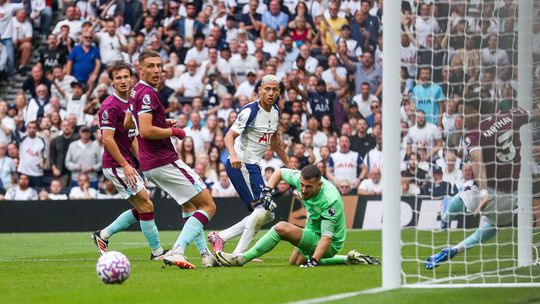Dubravka v Anglicku dosiahol dalsiu vyhru a ciste konto Nottingham prepustil trenera po prehre s Chelsea