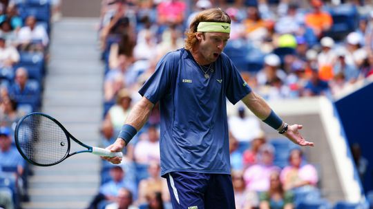 Hladky postup pre Sinnera a de Minaura Rublov sa luci so Sanghajom nezvladol rolu favorita proti Japoncovi