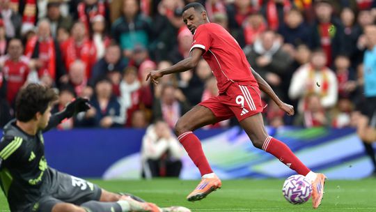 Nizke znamky tvrda kritika Isaka