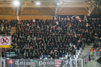 Ohavne spravanie a hanba Presova sestak hneva jednostranna kritika kosicania utocili na nase auta vytrhavali stierace skakali po kapotach