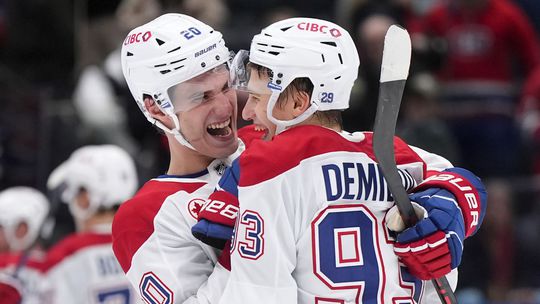 Zbieral body skoroval so zlomenou hokejkou Slafkovsky ziaril pri obrate Montrealu Oveckinov rekord v tieni debaklu