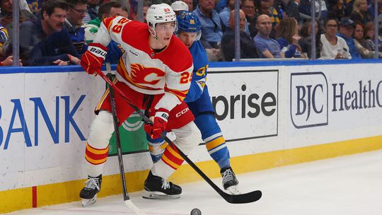 Calgary prislo aj o druhy slovensky plamen Honzeka po zrazke so spoluhracom caka dlhsia pauza