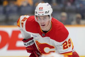 Calgary s Honzekom podlahlo Chicagu 04 Bedard natiahol bodovu seriu