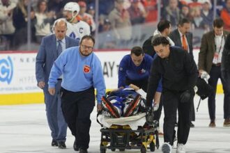 Divaci stichli Desivy moment v NHL hrac lezi na lade