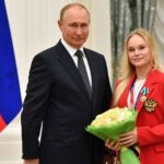 Fotka s Putinom ju pripravila o zmluvu