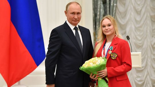 Fotka s Putinom ju pripravila o zmluvu