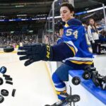 Je pekelne dobry mam ho radsej ako Slafkovskeho Dvorsky uchvatil Svedov i Finov Karieru odstartoval ked prekonal hviezdneho Cecha