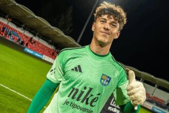 Kosice poslali do branky 16 rocneho chlapca pri prvom gole spravil chybu Ale inak chytal dobre brani ho Straka