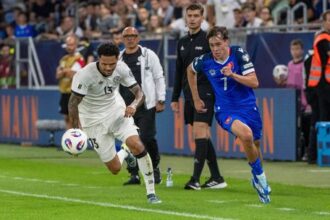 Starsi brat Hancko ho vodi za ruku stalica Haraslin uci legenda Van Persie davkuje sebavedomim V com je Sauer lepsi ako Yamal