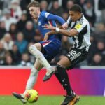 Chelsea zachranovala bod Arsenal je prvy