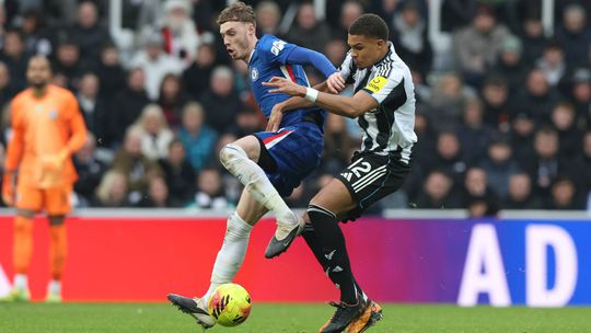 Chelsea zachranovala bod Arsenal je prvy
