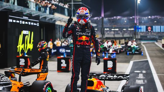 Dramaticke zaverecne preteky Verstappen na pole position Norris a Piastri blizko