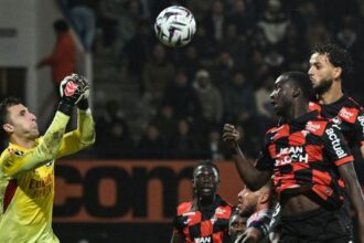 Greif chytil pat striel nic to nepomohlo Lyon neprezil vylucenie byvaleho hraca Arsenalu