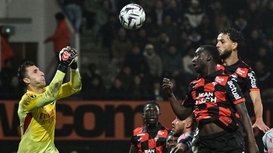 Greif chytil pat striel nic to nepomohlo Lyon neprezil vylucenie byvaleho hraca Arsenalu