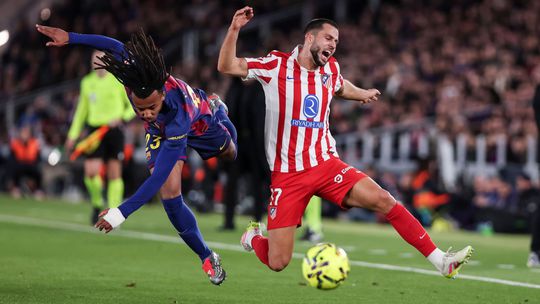 Hancko si v slagri postrazil Yamala vykon Atleticu nestacil Barcelona si dovolila aj zahodenu penaltu