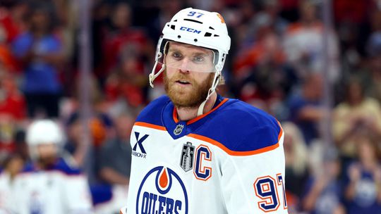 Hraci tyzdna v NHL McDavid Eriksson Ek a Gibson