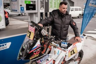 Na Dakare ho zasiahol blesk a zachranila motorka