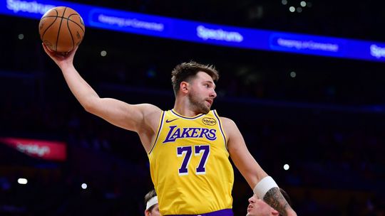 Nestacil ani mohutny bodovy prispevok Doncica Vitazna seria Lakers sa skoncila