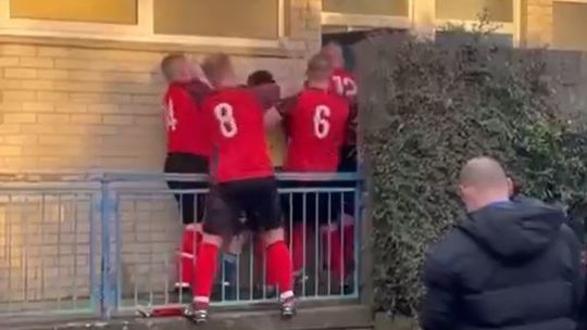 Osem uderov pastou do tvare Futbalisti mlatili superov
