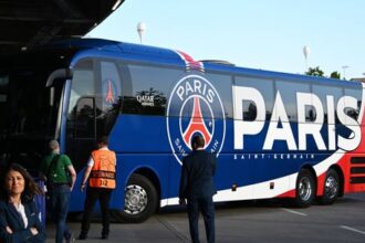 Skandal v Bilbau Chuligani hadzali kamenmi na autobus Parizanov