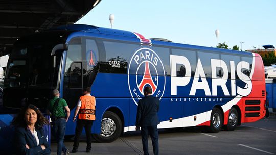 Skandal v Bilbau Chuligani hadzali kamenmi na autobus Parizanov