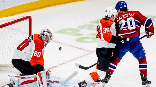 Tvrdy hit na Slafkovskeho Philadelphia uzemnila Montreal Rus je blizsie k Gaborikovmu rekordu