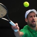 Djokovic bol na kolenach super mu daroval postup Nekompromisny Sinner koniec pre Swiatekovu