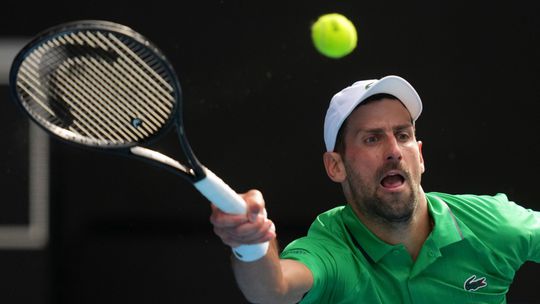 Djokovic bol na kolenach super mu daroval postup Nekompromisny Sinner koniec pre Swiatekovu