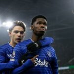 Everton vdaka Barrymu predlzil seriu bez prehry V Liverpoole sa body delili