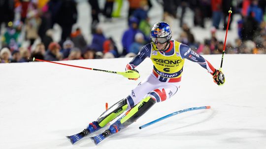 Fin s cislom 21 siahal na senzaciu nocny slalom ovladol Francuz Noel