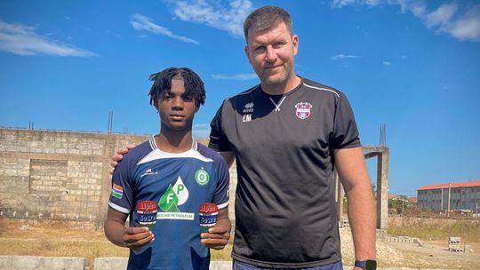 Hraval v Premier League poslanie nasiel v Gambii