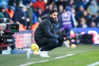 Kto si sadne na najhorucejsiu lavicku v PL United zvazuje dvojicu klubovych legiend po Amorimovi