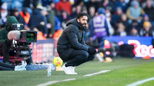 Kto si sadne na najhorucejsiu lavicku v PL United zvazuje dvojicu klubovych legiend po Amorimovi