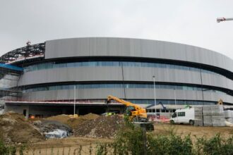 Prvy ostry zapas v hokejovej hale pre ZOH museli prerusit