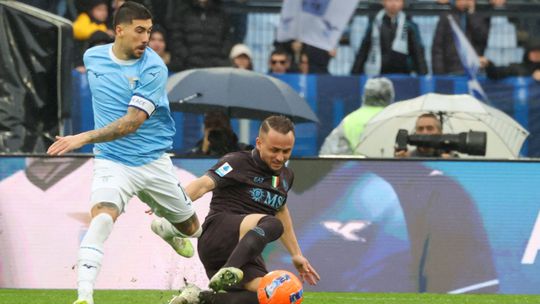 Tri cervene karty dva goly Dolezite vitazstvo Neapola v Rime