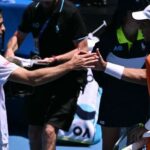 Trojnasobny finalista Medvedev pokracuje rovnako aj Djokovic Prvy z favoritov vypadol kvoli zraneniu